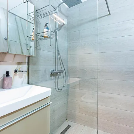 Ama's 1br Ap 3 - Parking, Kitchen & Sea View *